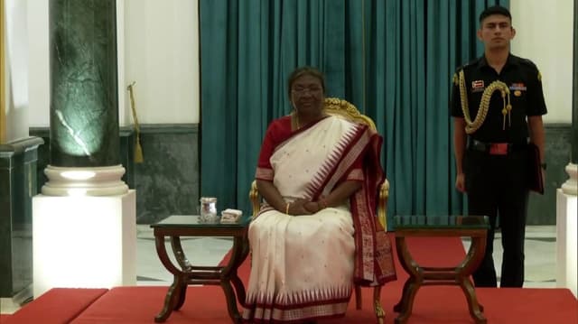 14 கேள்விகளை எழுப்பிய குடியரசுத் தலைவரின் மனு மீது உச்சநீதிமன்ற அரசியல் சாசன அமர்வு நாளை மறுநாள் விசாரணை