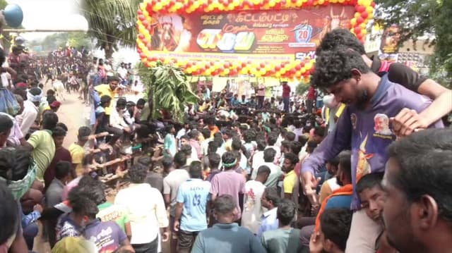 ஊர்த் திருவிழாவை முன்னிட்டு எருது விடு விழா கோலாகலம்..! தமிழகம் ,ஆந்திரா,கர்நாடகாவைச் சேர்ந்த   500 க்கும் மேற்பட்ட காளைகள் பங்கேற்பு..
