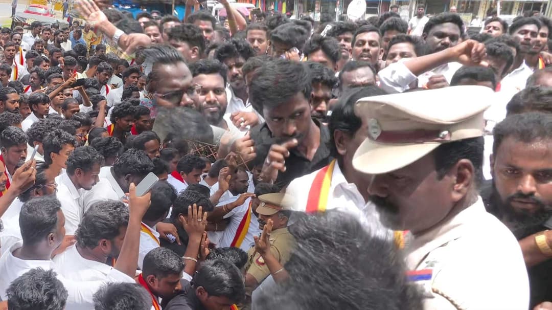 10 வயது சிறுமி கடத்தி பாலியல் வன்கொடுமை செய்யப்பட்ட வழக்கு..! காவல்நிலையத்தில் போலீசாருக்கும், தவெகவினருக்கும் தள்ளுமுள்ளு..