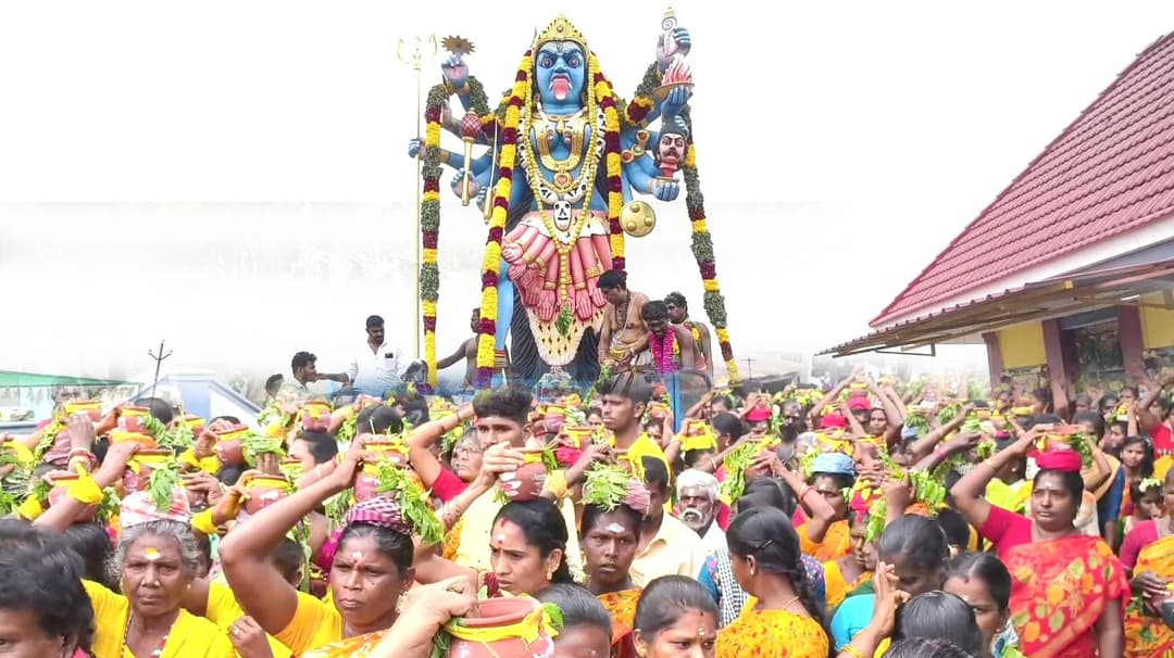 16 அடி ஸ்ரீ கபால காளியம்மன் கோவில் வருஷாபிஷேக விழா..! 1008 பால்குடங்களை ஊர்வலமாக எடுத்து வந்த பெண்கள்..