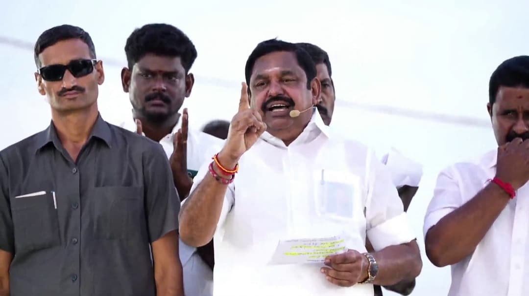 அதிகாரிகள் உடந்தையுடன் மணல் கொள்ளை நடக்கிறது - எடப்பாடி பழனிசாமி
