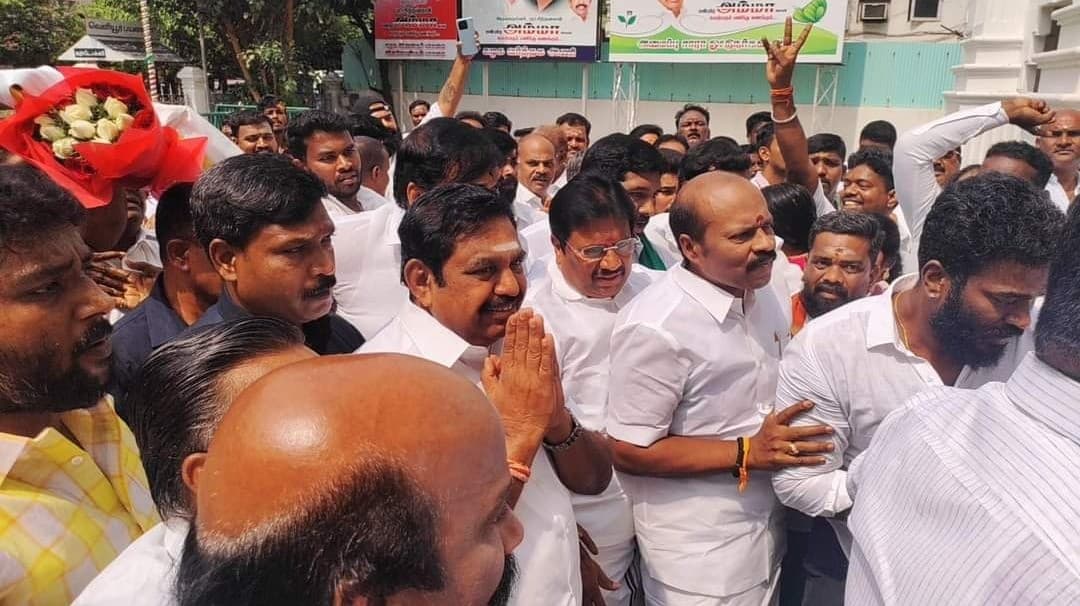 தனி மெஜாரிட்டியுடன் வென்று அ.தி.மு.க ஆட்சி அமைக்கும் - இ.பி.எஸ்.
