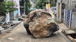 மலை குன்றிலிருந்து சாலையில் விழுந்த ராட்சத பாறை..!