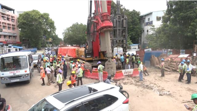 மெட்ரோ பணிக்காக கொண்டு வரப்பட்ட கிரேன் பழுது..!  உத்தமர் காந்தி சாலையில் 5 மணி நேரம் போக்குவரத்து பாதிப்பு...