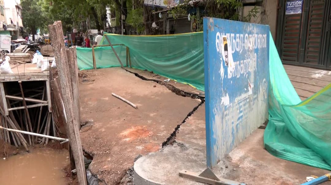 ராட்சத பொக்லைனால் இடிக்கப்பட்ட பழைய மழைநீர் கால்வாய்.. வீடுகளில் அதிர்வு ஏற்படுவதாக குற்றச்சாட்டு..!