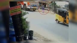 சாலையில் நடந்து சென்ற பெண் மீது லாரி மோதி விபத்து.. லாரியின் சக்கரத்தில் சிக்கி பெண் பரிதாபமாக உயிரிழப்பு