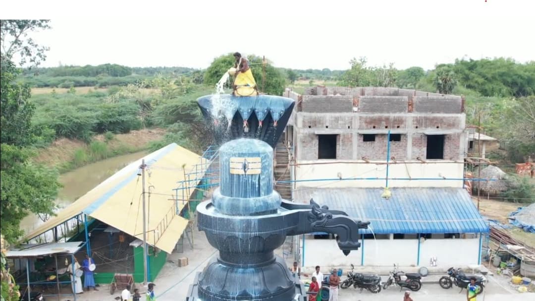 நன்னிலம் அங்காளம்மன் ஆலயத்தில் ஆடி அமாவாசை விழா கொண்டாடப்பட்டது..! 35 அடி உயரமுள்ள பிரமாண்ட சிவலிங்கத்திற்கு பாலாபிஷேகம்..