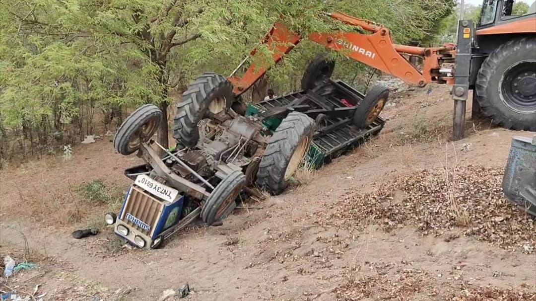 ரேஷன் பொருட்கள் வாங்கி விட்டு திரும்பியபோது சோகம்.. டிராக்டர் கவிழ்ந்து 3 பெண்கள் உயிரிழப்பு..!