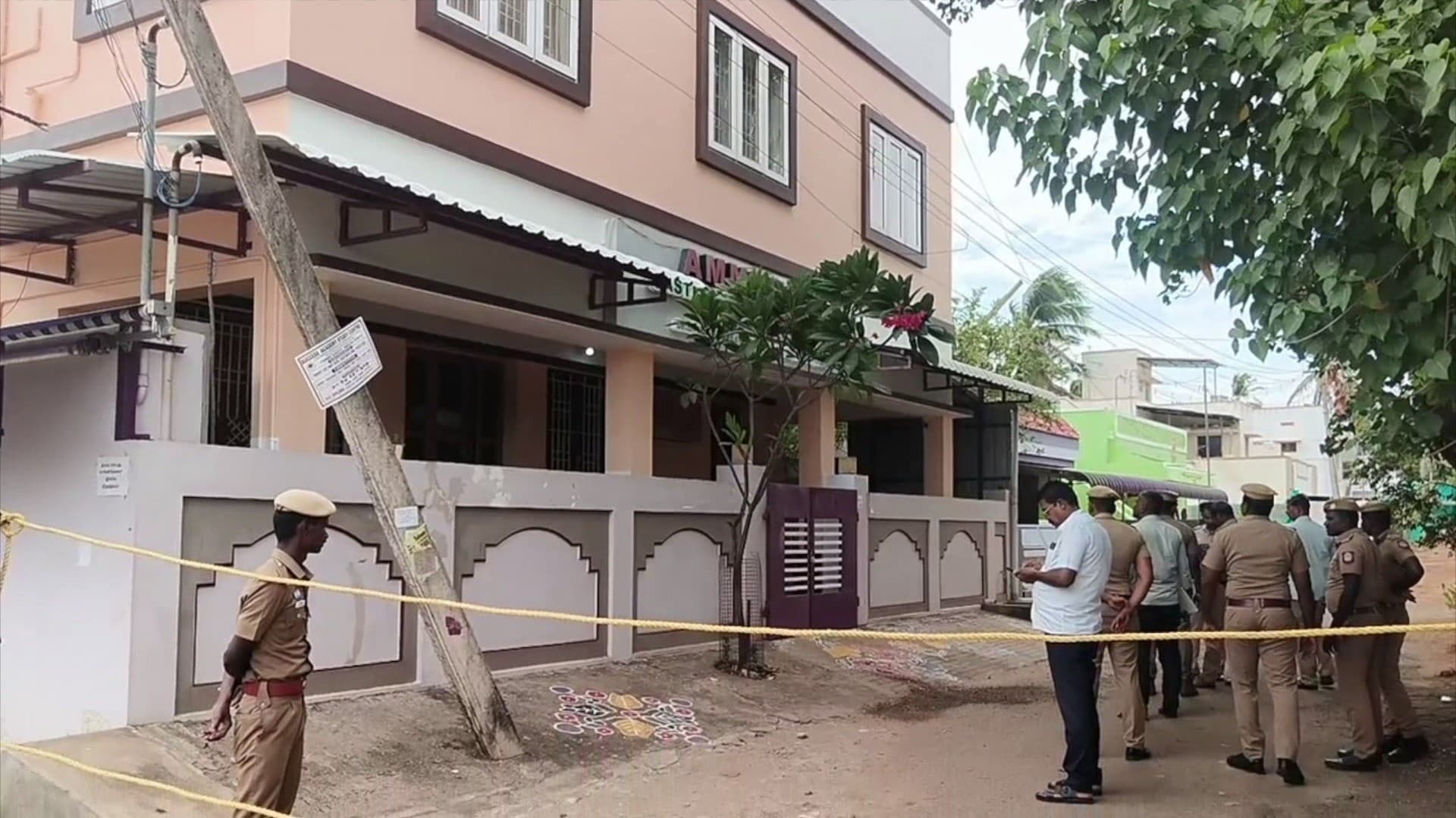 சகோதரியை காதலித்த மாற்று சமூகத்து இளைஞரை வெட்டிக் கொன்ற எஸ்.ஐ மகன்..!