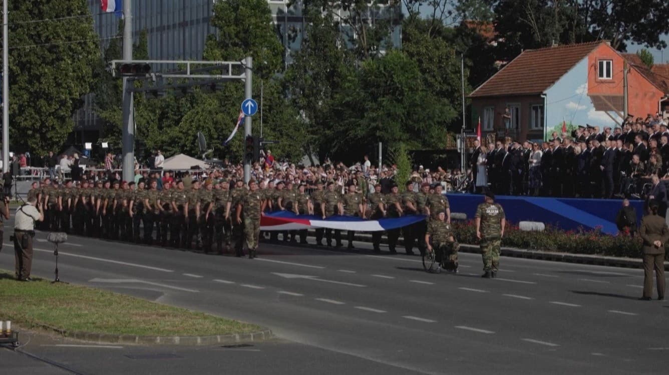 ராணுவத் தாக்குதலின் 30-ஆவது ஆண்டு வெற்றிக் கொண்டாட்டம்..! ராணுவ வீரர்கள், பீரங்கிகள் அணிவகுப்பு - பிரதமர் ஆண்ட்ரெஜ் பார்வை..