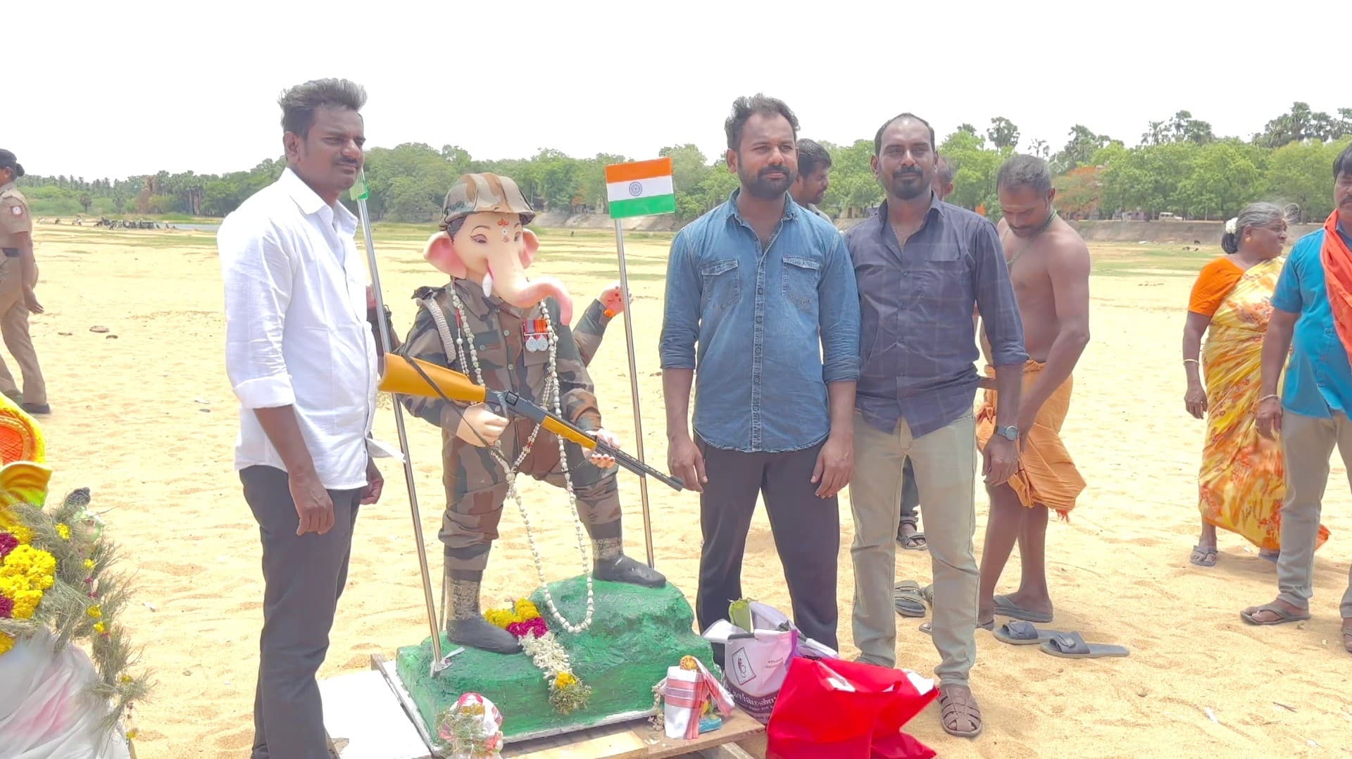 விநாயகர்  சிலைகளை தாமிரபரணி ஆற்றில் கரைக்கும் வைபவம்