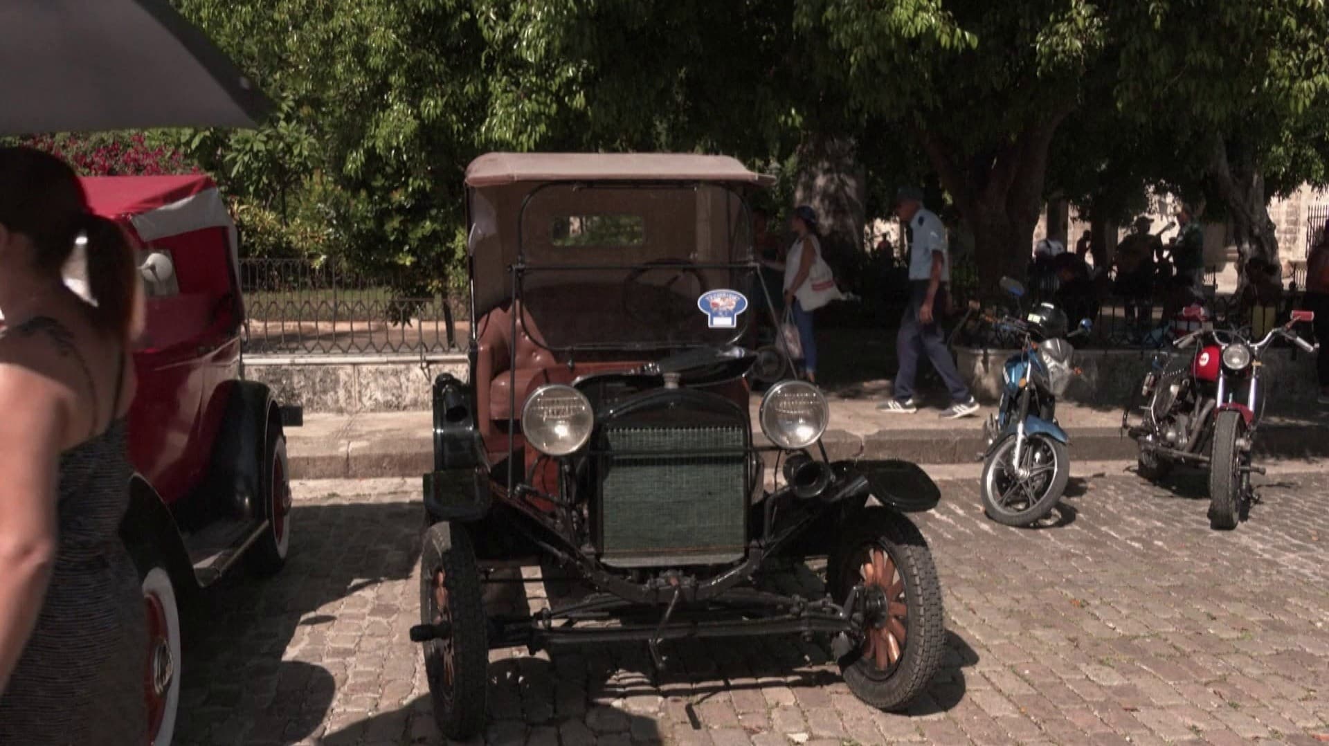 கியூபாவில் முதன்முறையாக நடைபெற்ற விண்டேஜ் கார் போட்டி