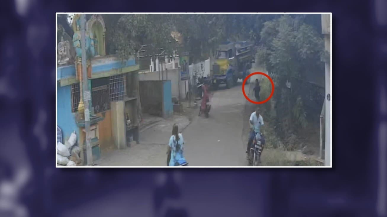 பிரேக் பிடிக்காததால் மணல் லாரி தறிகெட்டு ஓடிய சிசிடிவி காட்சி..!