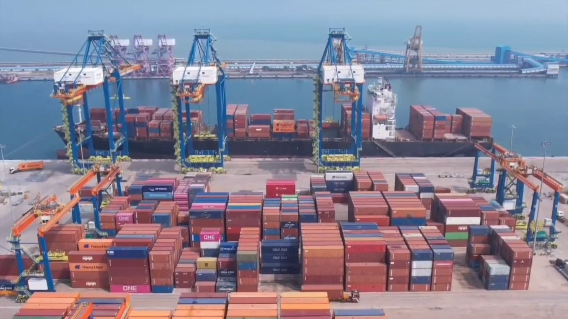 அமெரிக்க வரி விதிப்பின் எதிரொலி - தூத்துக்குடி துறைமுகத்தில் ஆயத்த ஆடைகள், உணவுப் பொருட்கள் தேக்கம்