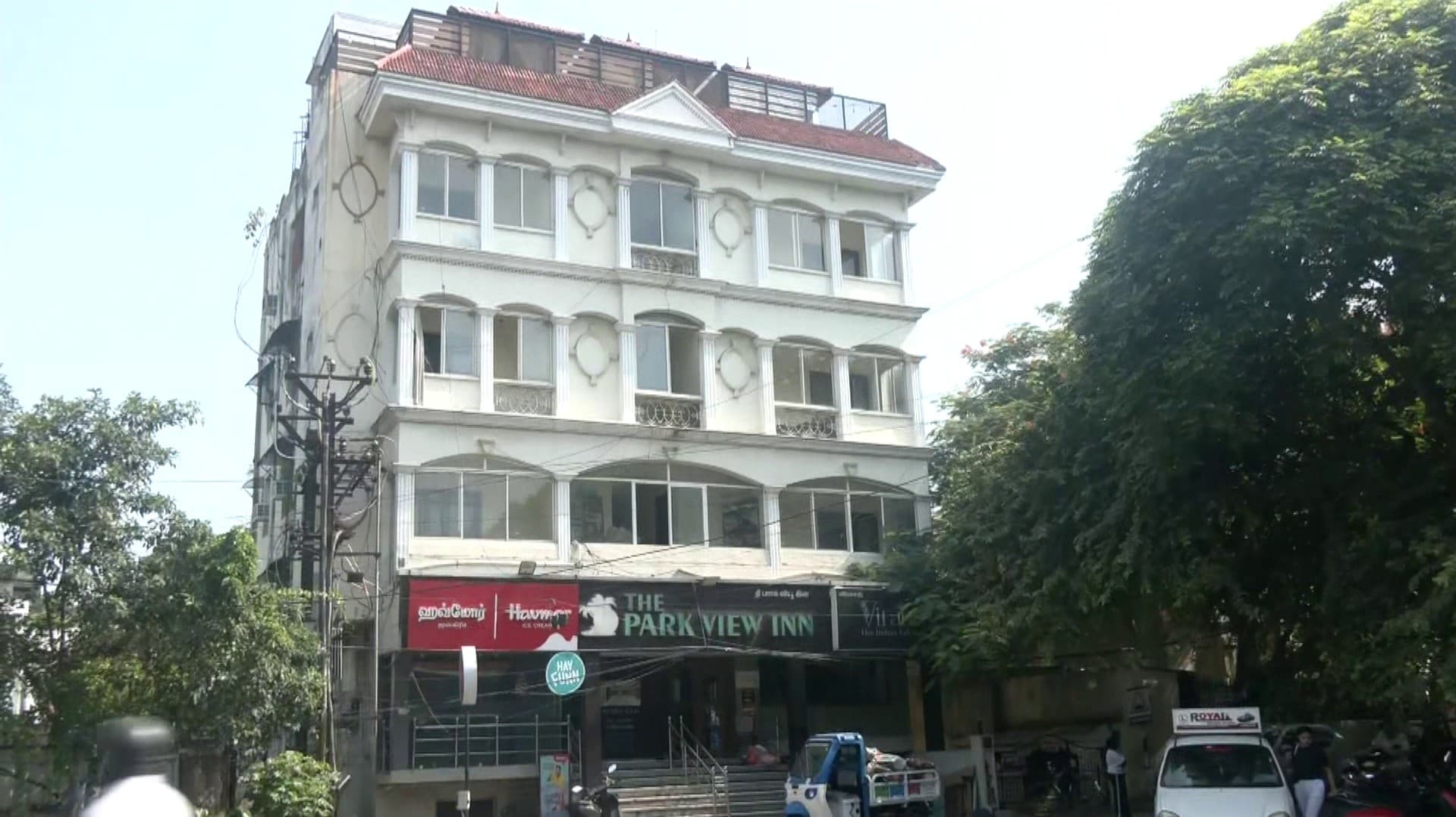 லாட்ஜில் காதலனுடன் தங்கியிருந்த இளம் பெண் தூக்கில் தொங்கிய நிலையில் சடலமாக மீட்பு.!