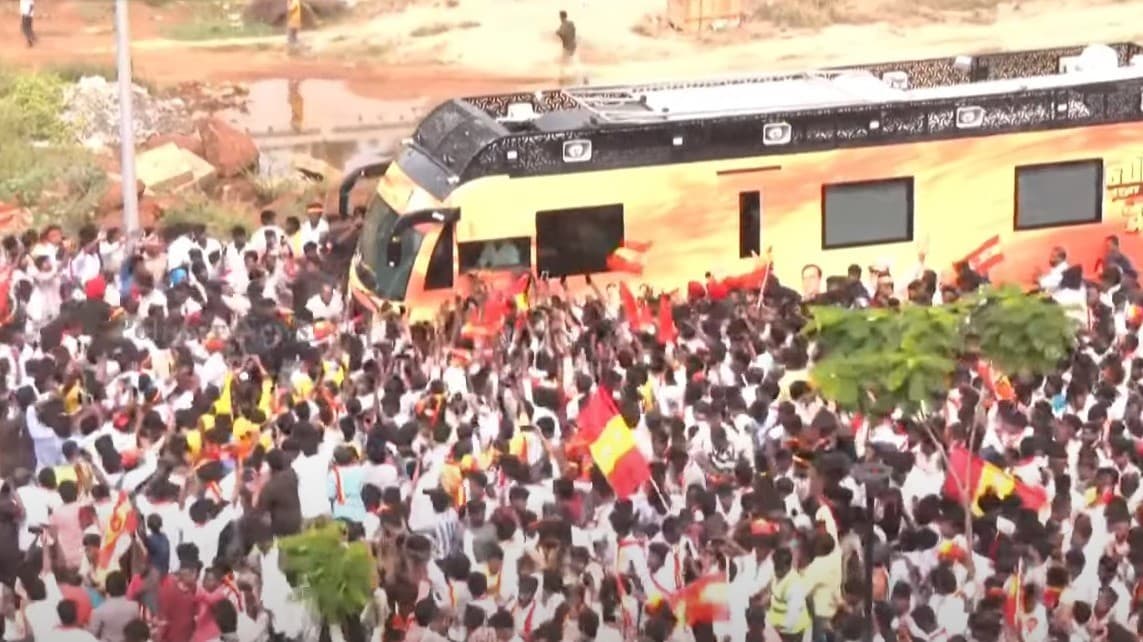 பிரச்சார பேருந்தில் விஜய் பயணம் -  தொண்டர்கள் உற்சாக வரவேற்பு