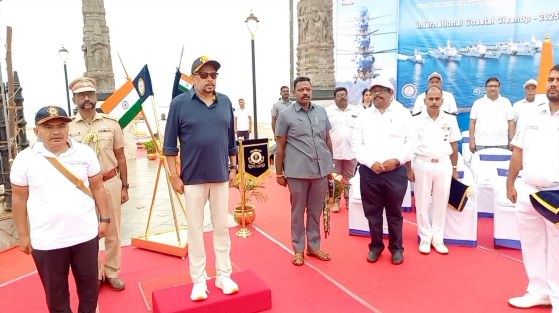 சர்வதேச கடலோர தூய்மை தினத்தையொட்டி புதுச்சேரி கடற்கரையை தூய்மை செய்யும் பணி