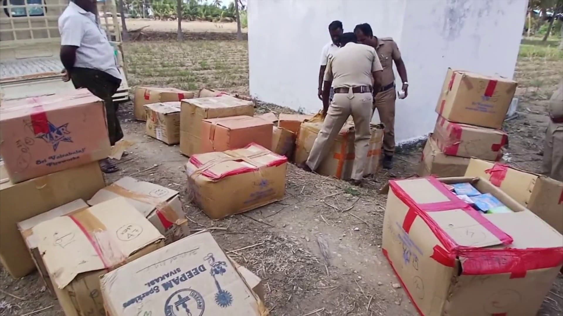 குடோனில் பதுக்கி வைக்கப்பட்டிருந்த பட்டாசுகள் பறிமுதல்