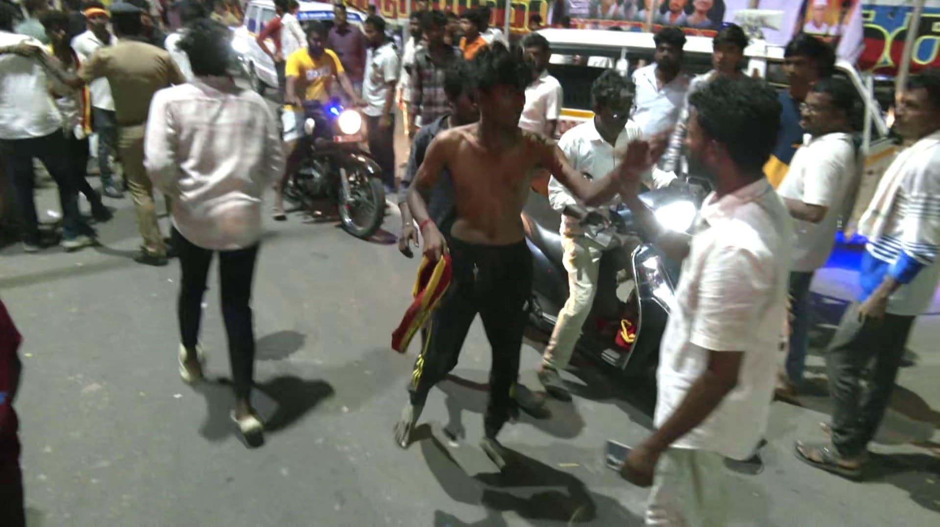 கரூரில் ஆம்புலன்ஸை சேதப்படுத்தி டிரைவரை தாக்கியதாக புகார்