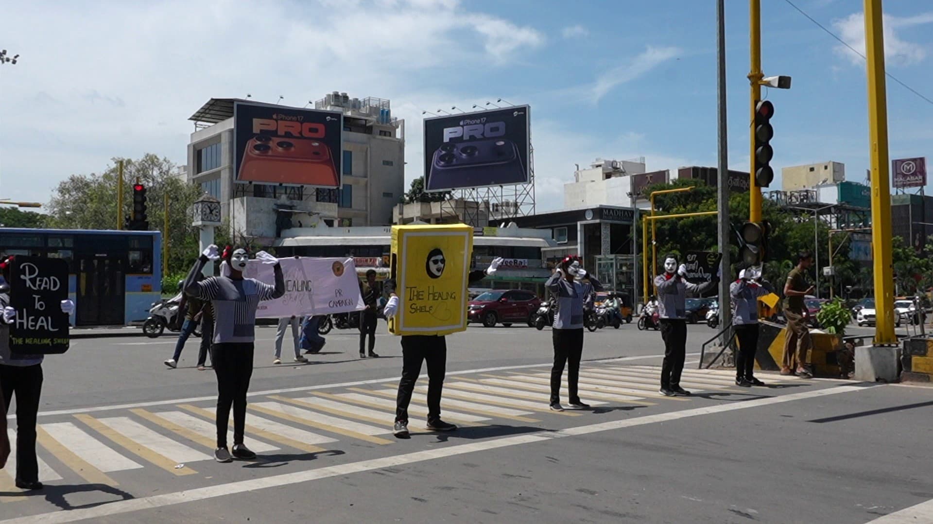 "புத்தகங்கள் வாசிப்பதால் மன அழுத்தம், மனச்சோர்வு குறையும்".. வித்தியாசமான முறையில் விழிப்புணர்வு ஏற்படுத்திய மாணவர்கள்