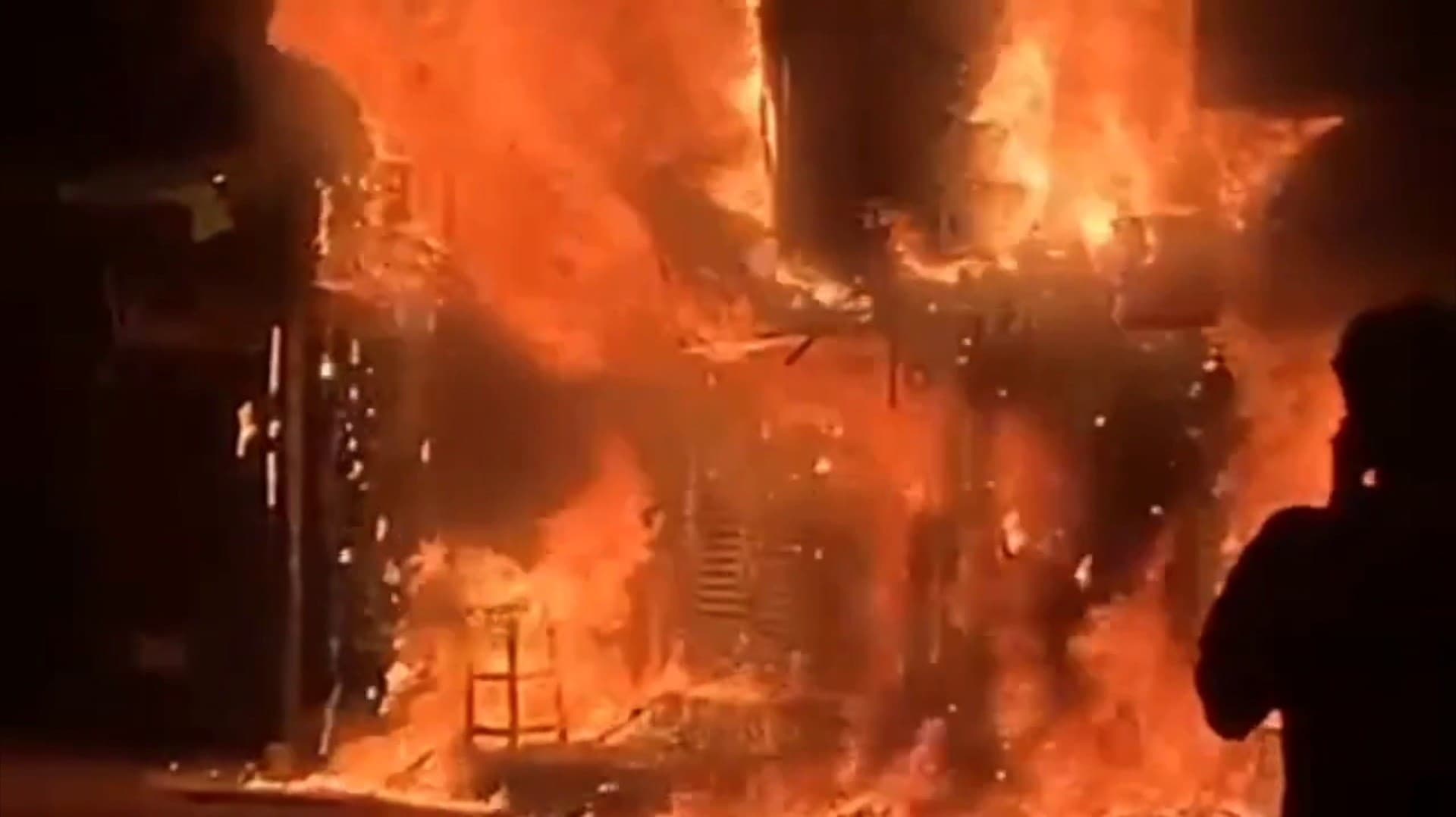 ஆயுத பூஜை முடிந்து விளக்கை அணைக்காமல் சென்றதால் செல்போன் கடையில் தீவிபத்து