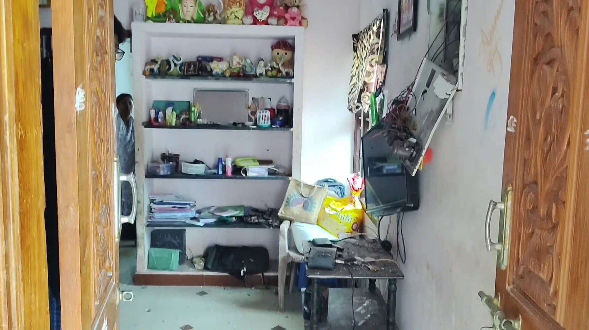 பெரும் சப்தத்துடன் வீட்டைத் தாக்கிய மின்னல் - சேதமான மின்சாதன பொருட்கள்