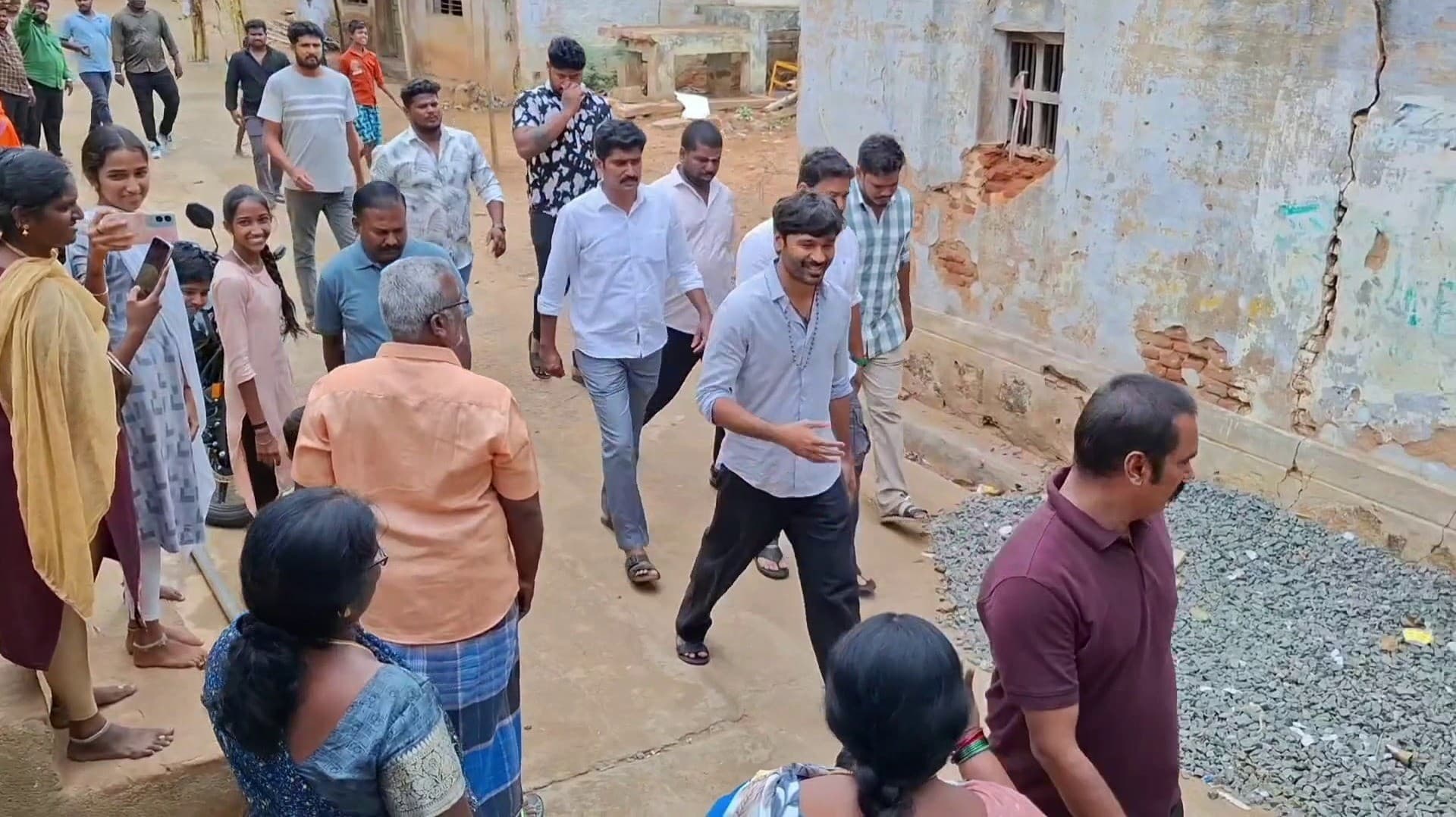 குலதெய்வ கோயிலில் நடிகர் தனுஷ் குடும்பத்தோடு வழிபாடு