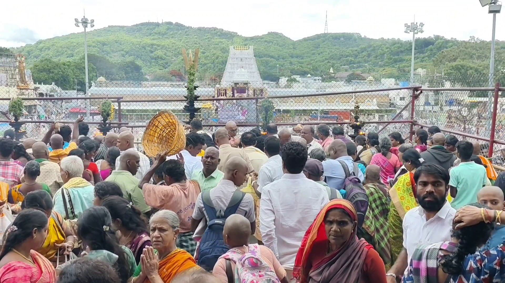 திருமலை ஏழுமலையான் கோவிலில் பக்தர்கள் கூட்டம் - 18 மணி நேரம் காத்திருந்து தரிசனம்