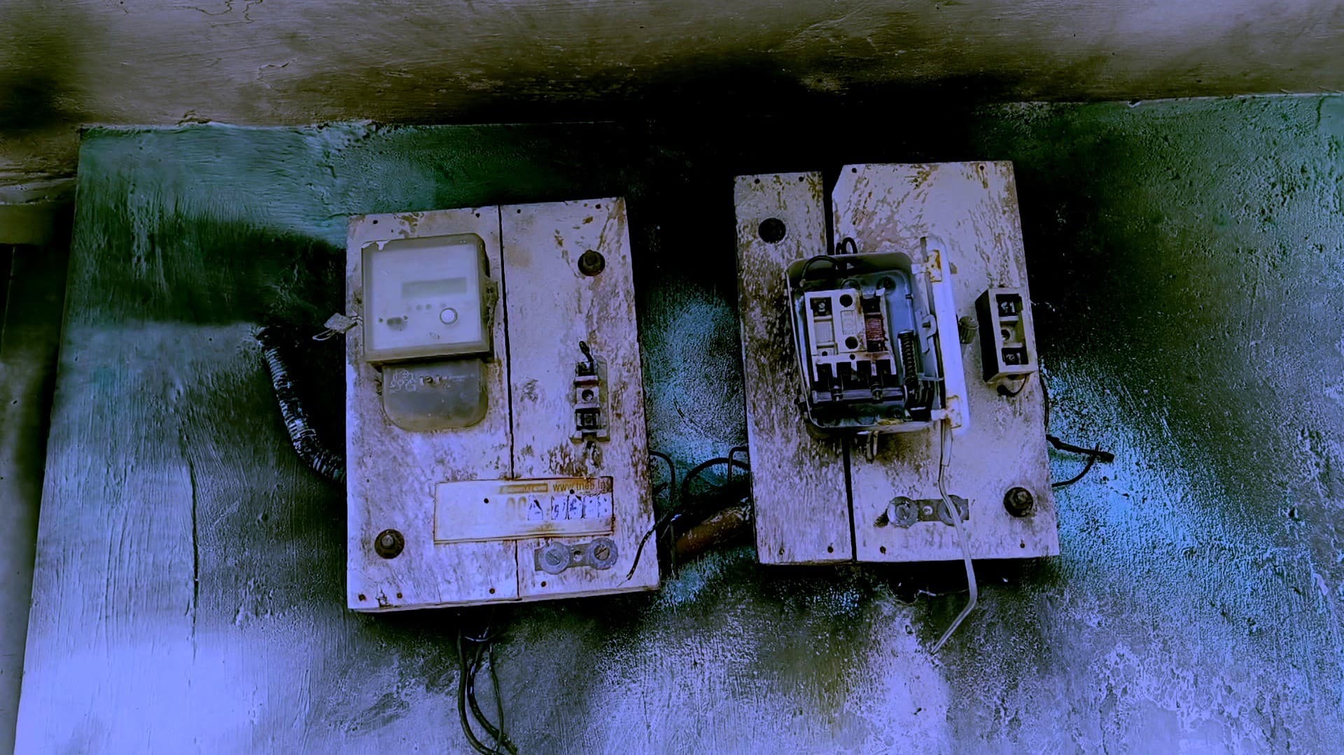 வீட்டில் இறங்கிய இடியால் மின்சாதன பொருட்கள் எரிந்து கருகிய சோகம்