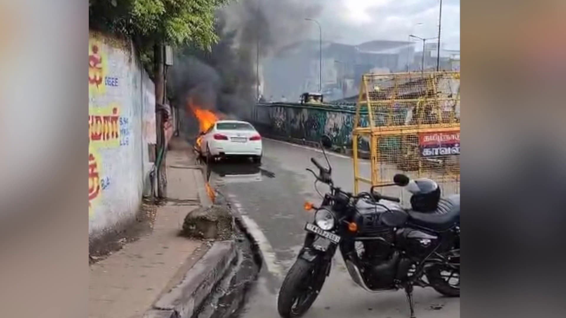 சென்னையில் BMW கார் இன்ஜினில் இருந்து கரும்புகை வெளியேறி தீ..