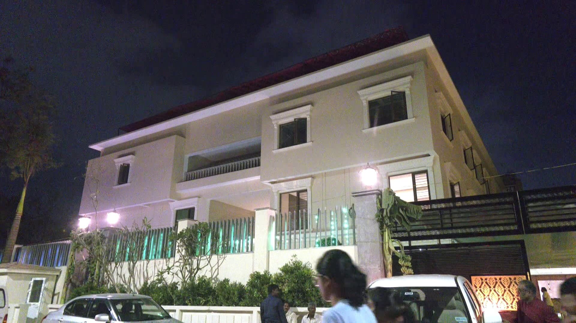 சசிகலாவின் வீட்டை மர்ம நபர் உளவு பார்ப்பதாக போலீஸில் புகார்