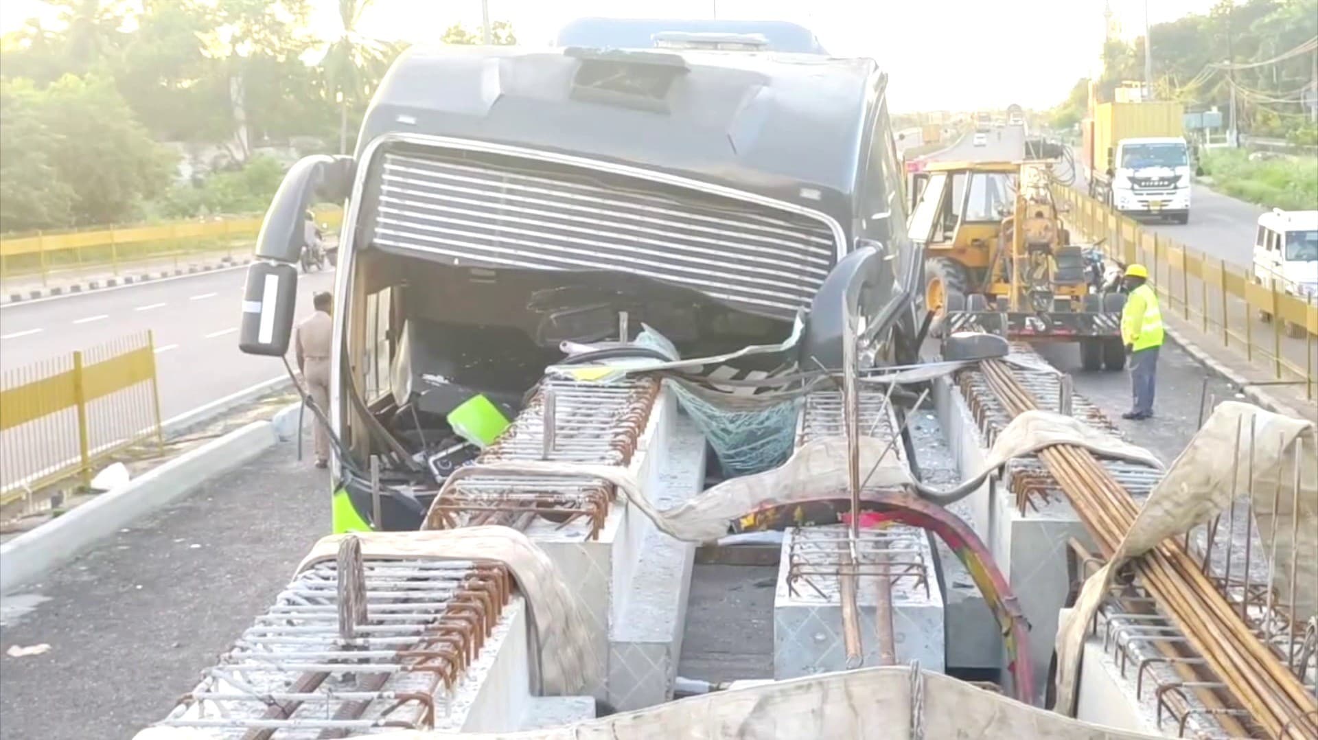 காங்கிரீட் பீம்களை ஏற்றிச் சென்ற லாரி மீது சொகுசு பேருந்து மோதியது