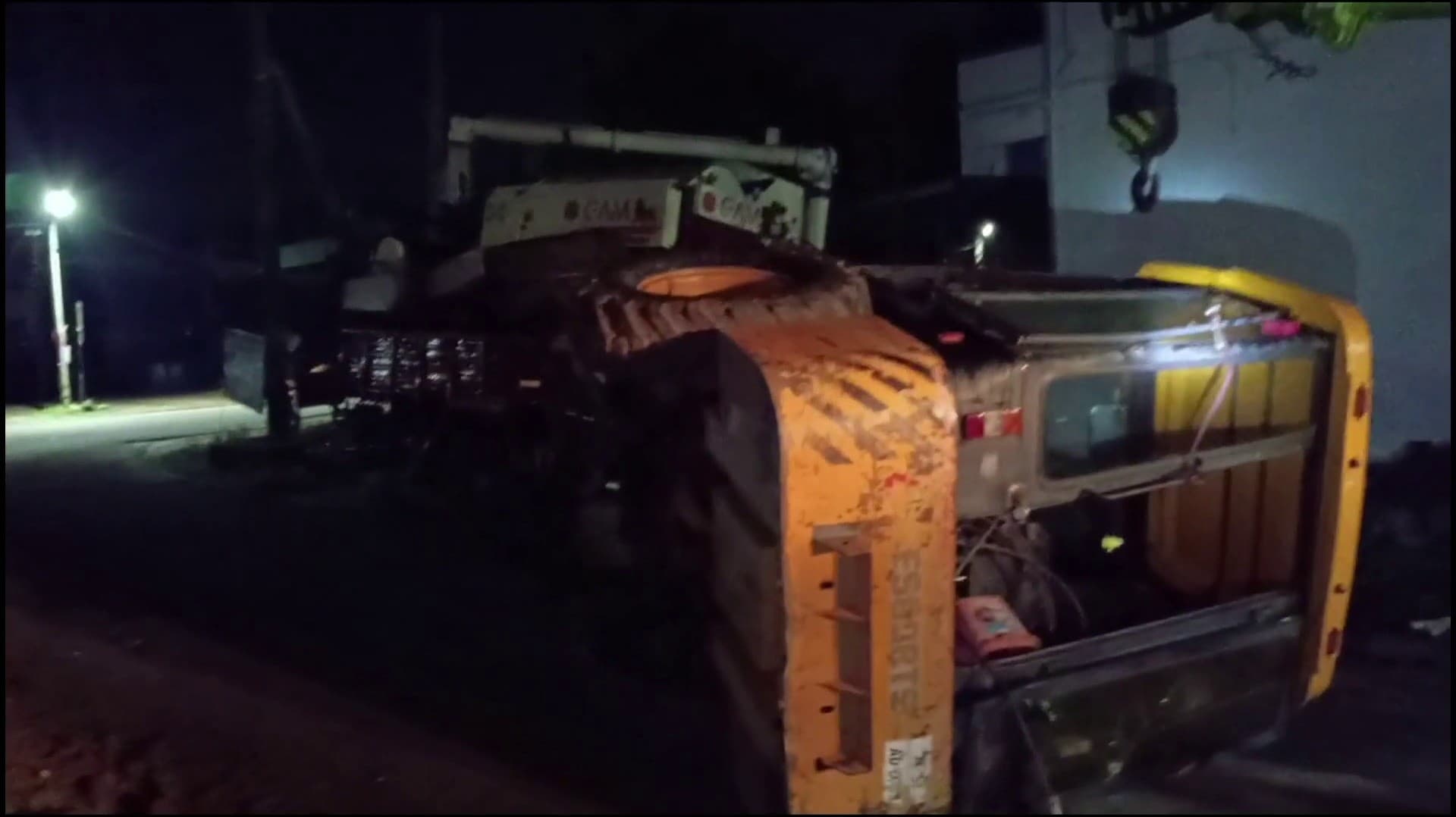 பள்ளத்தில் சிக்கிய லாரியை மீட்கச் சென்ற கிரேன் பாரம் தாங்காமல் அதன் மீதே விழுந்து விபத்து