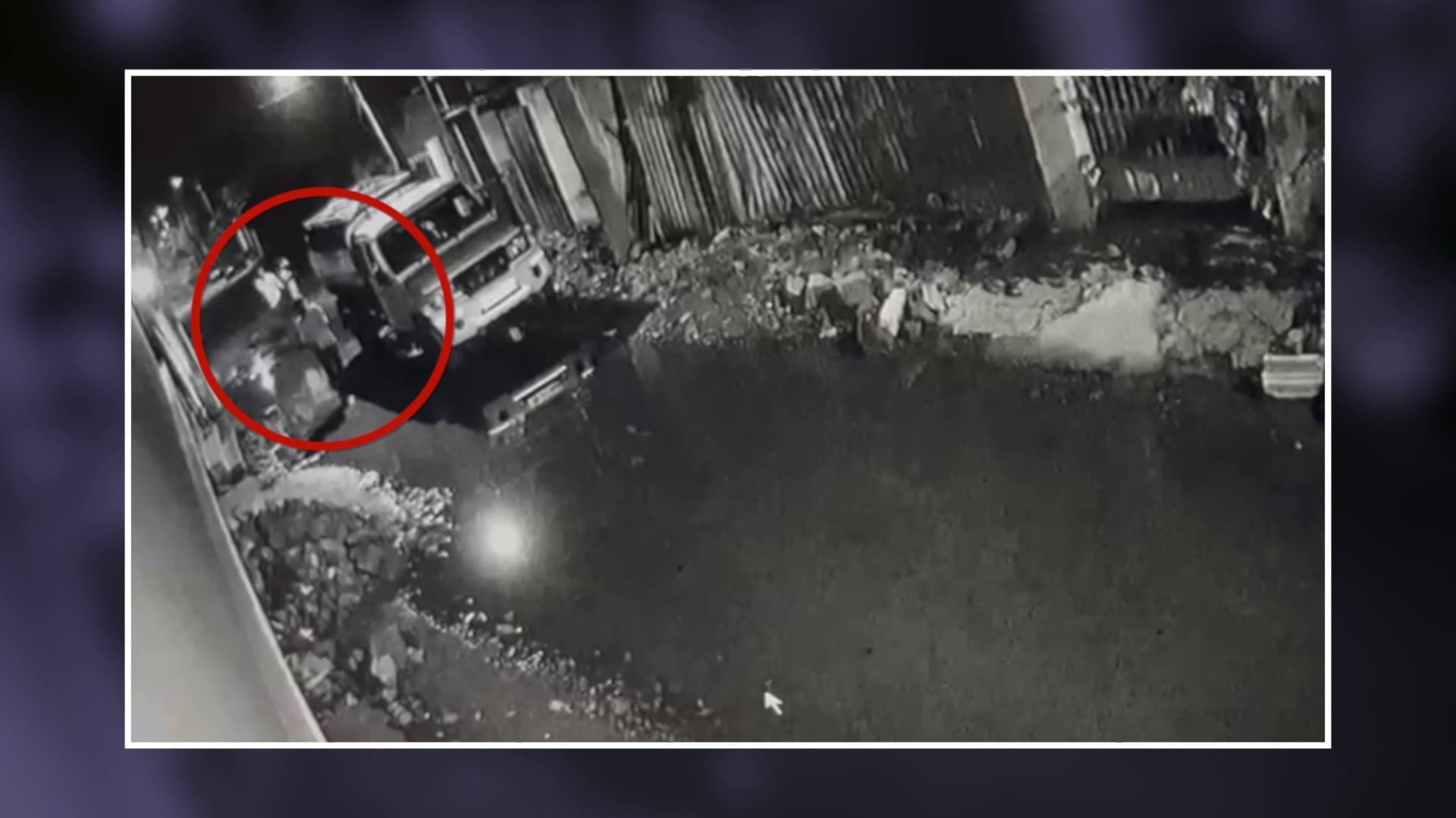 வாகனங்களின் கண்ணாடிகளை உடைத்து நொறுக்கி 3 இளைஞர்கள் அட்டூழியம்