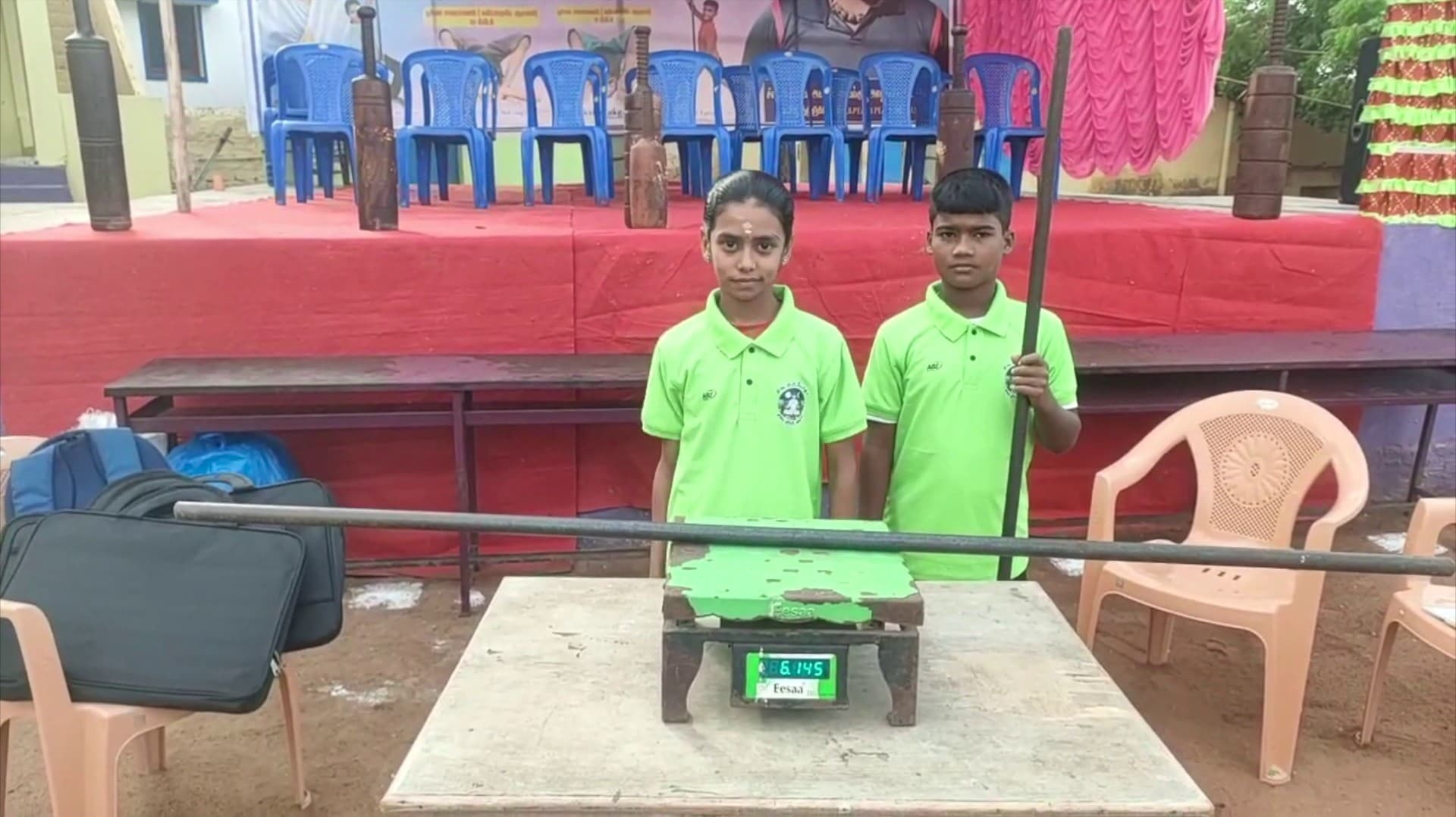 கடப்பாரையை தொடர்ந்து 4 மணி நேரம் சுற்றி உலக சாதனை