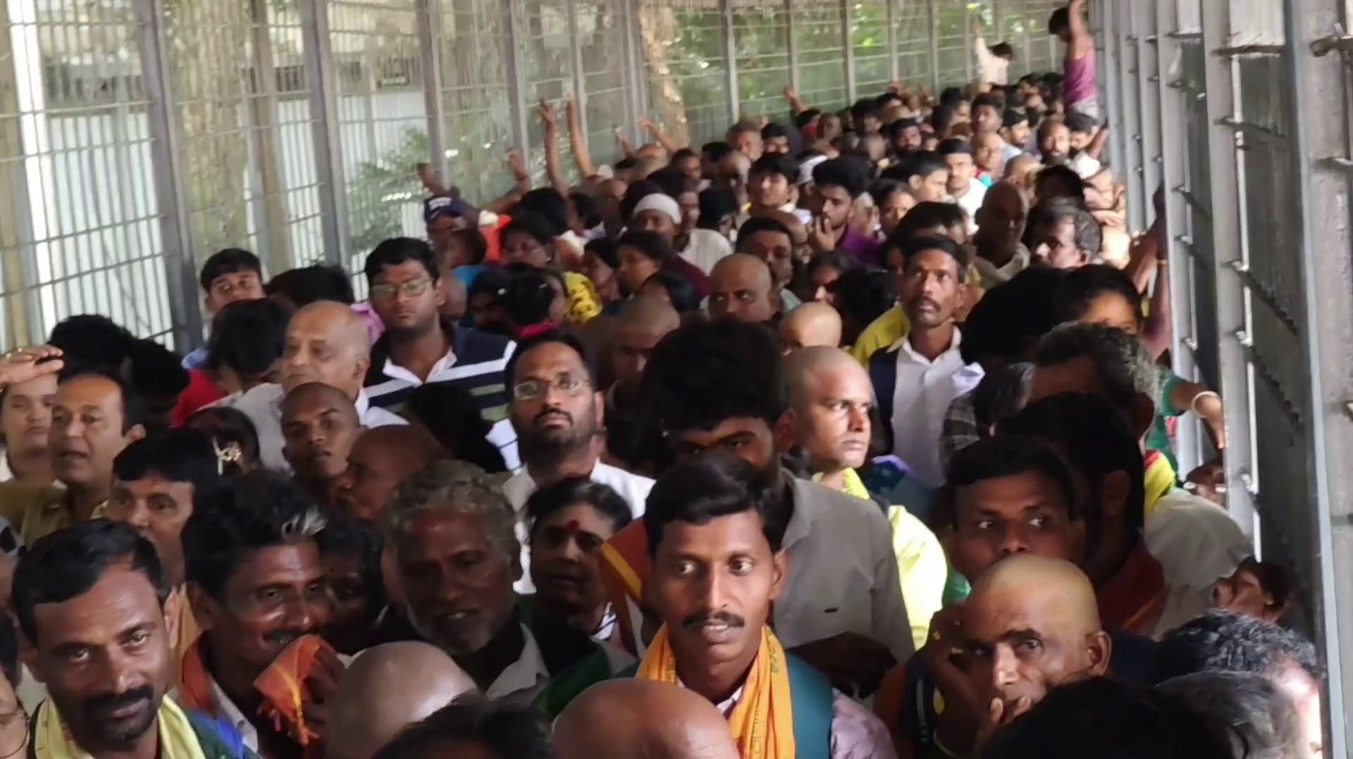 தொடர் விடுமுறை: திருமலை ஏழுமலையான் கோவிலில் பக்தர்கள் கூட்டம்