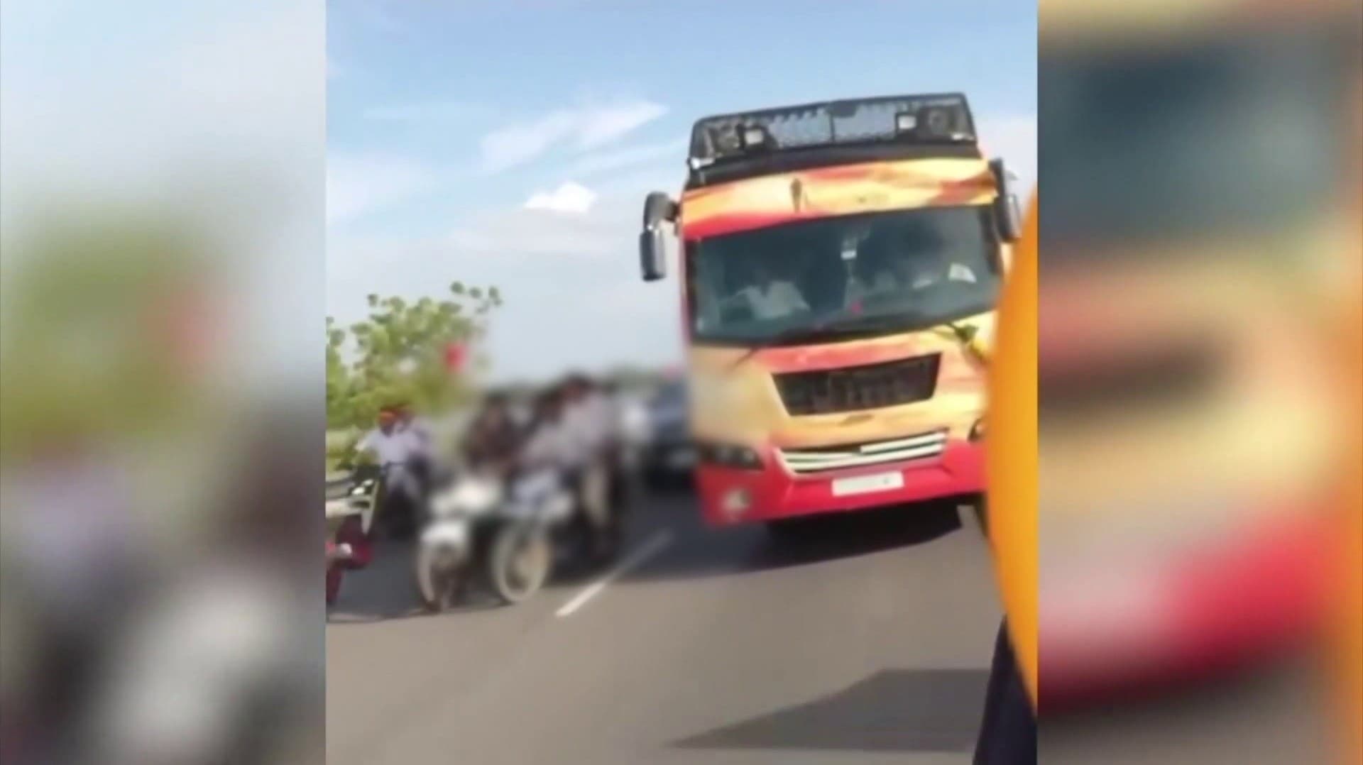 விஜயின் பிரச்சாரப் பேருந்து மீது வழக்கு பதிவு