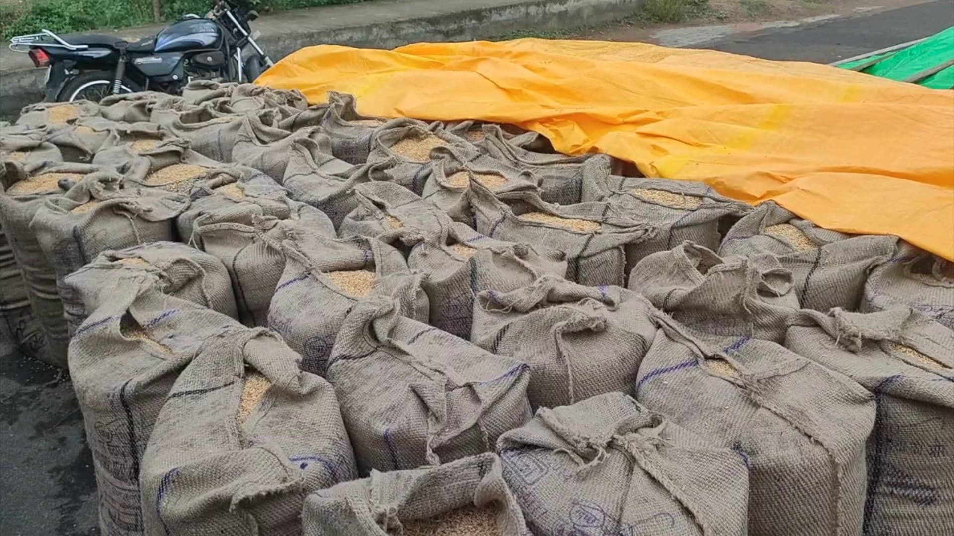 அரசு நேரடி நெல் கொள்முதல் நிலையங்களில் நெல் கொள்முதல் செய்யவில்லை எனப் புகார்