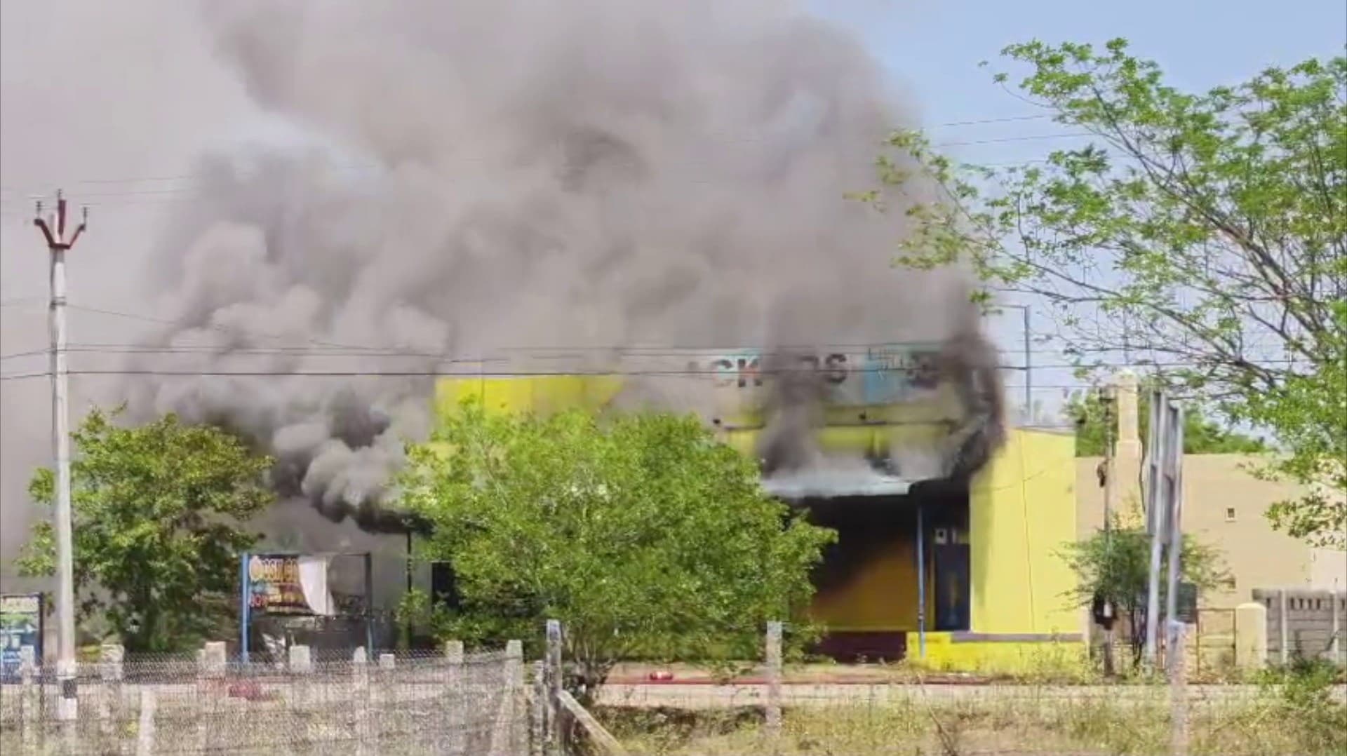 சிவகாசி அருகே பட்டாசு விற்பனை கடையில் தீ விபத்து