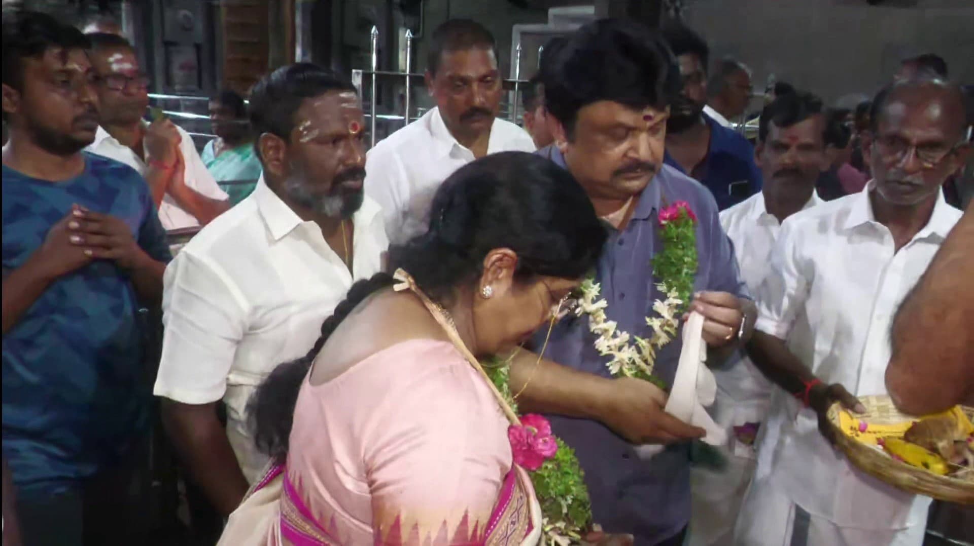 இராமேஸ்வரம் கோயிலில் நடிகர் பிரபு மனைவியுடன் வழிபாடு