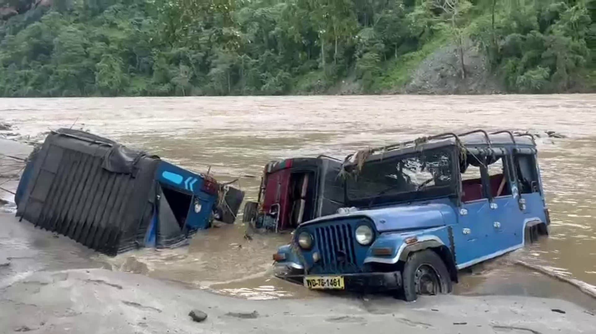 மேற்கு வங்கத்தில் கனமழையால் ஏற்பட்ட நிலச்சரிவில் சிக்கி 23 பேர் உயிரிழப்பு