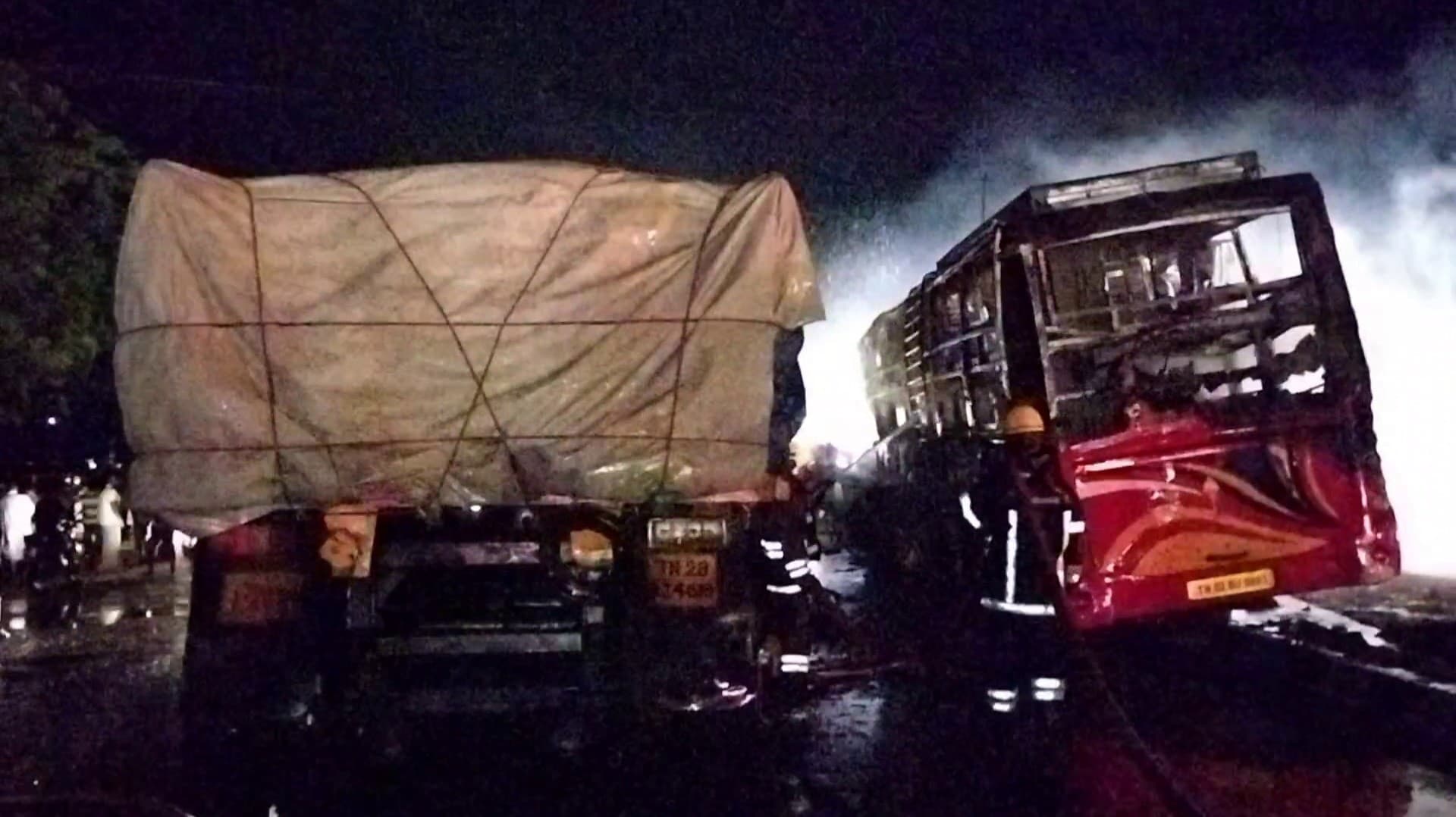 லாரி மீது ஆம்னி பேருந்து உரசியதில் தீ விபத்து