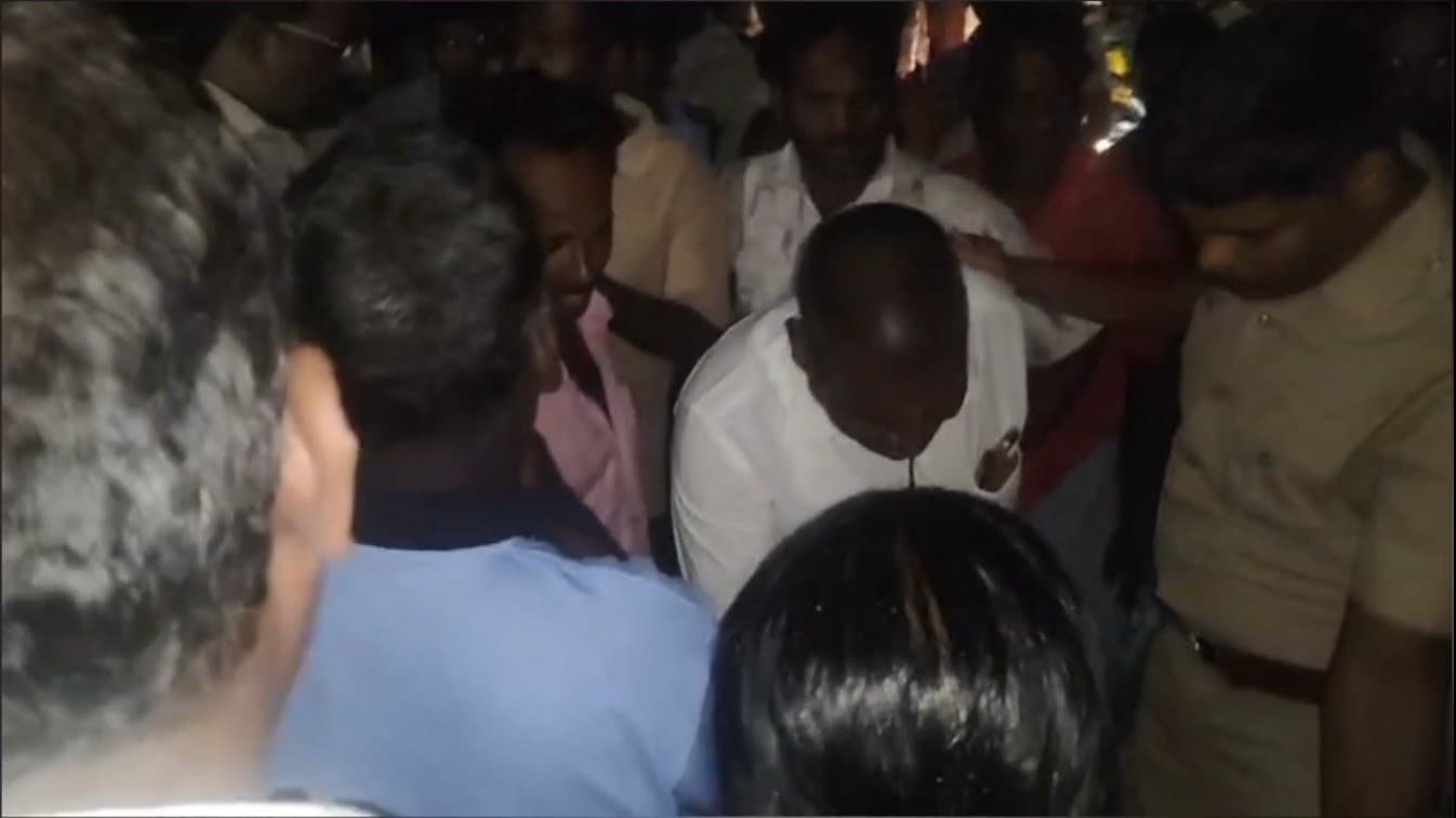 தொடர் மின்வெட்டு, குறை மின்னழுத்தத்தால் நள்ளிரவில் நடந்த சாலை மறியல் செய்த மக்கள்..!