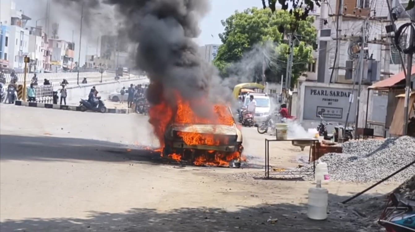 பழுதாகி நின்ற கார் தீப்பற்றி கொளுந்துவிட்டு எரிந்தது..! 
நீண்ட நேரம் போராடி தீ அணைப்பு..