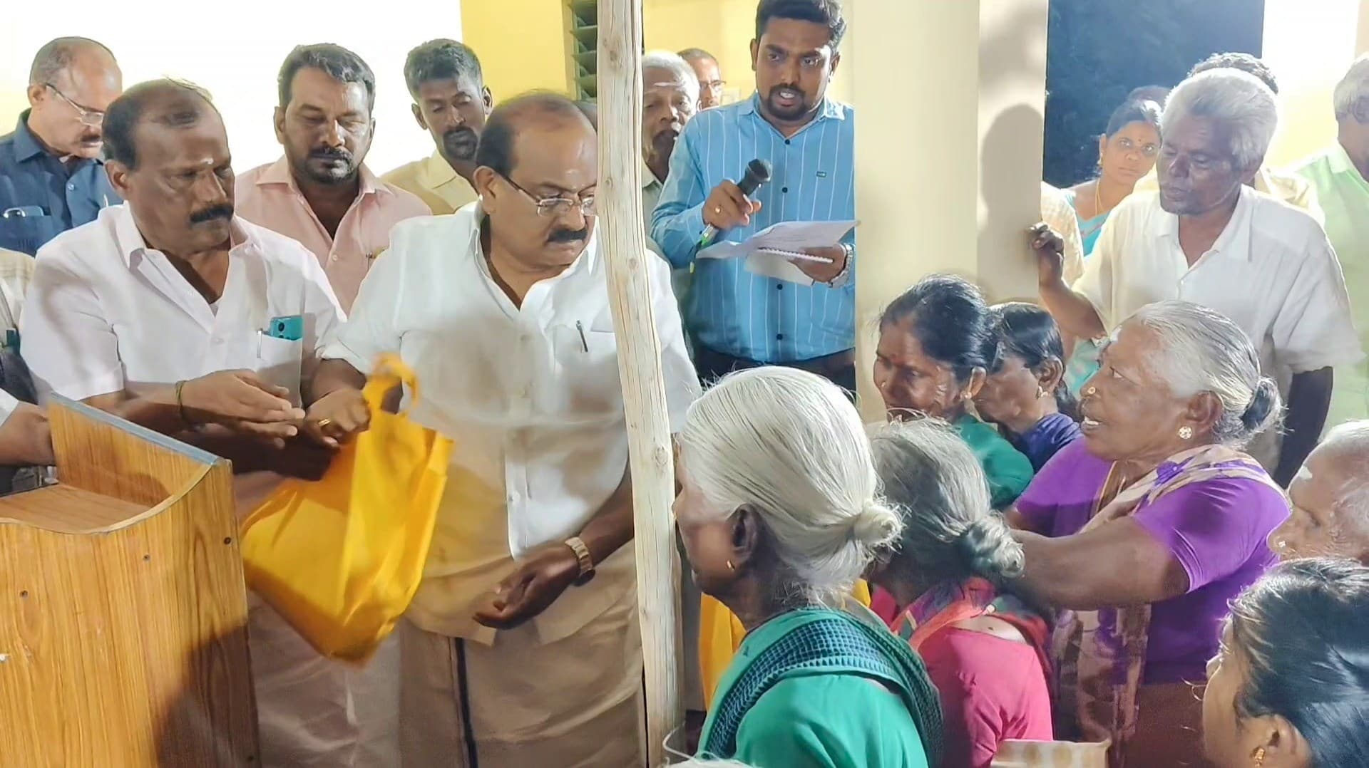 ரேஷன் கடைகள் முன் நிழற்கூரை, இருக்கைகள் அமைக்க உத்தரவு