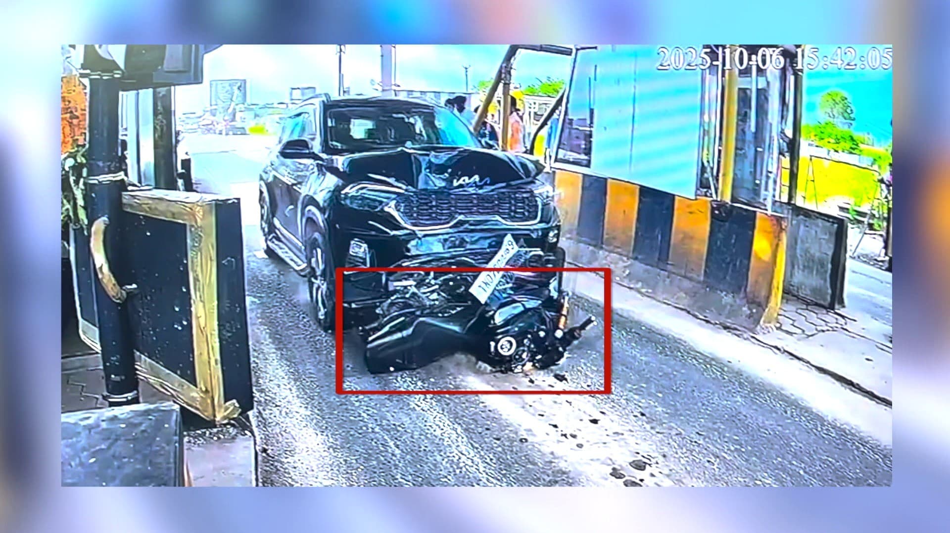 முன்பகுதியில் சிக்கிய டூவீலரை 1 கி.மீ. தூரம் இழுத்துச் சென்ற கார்