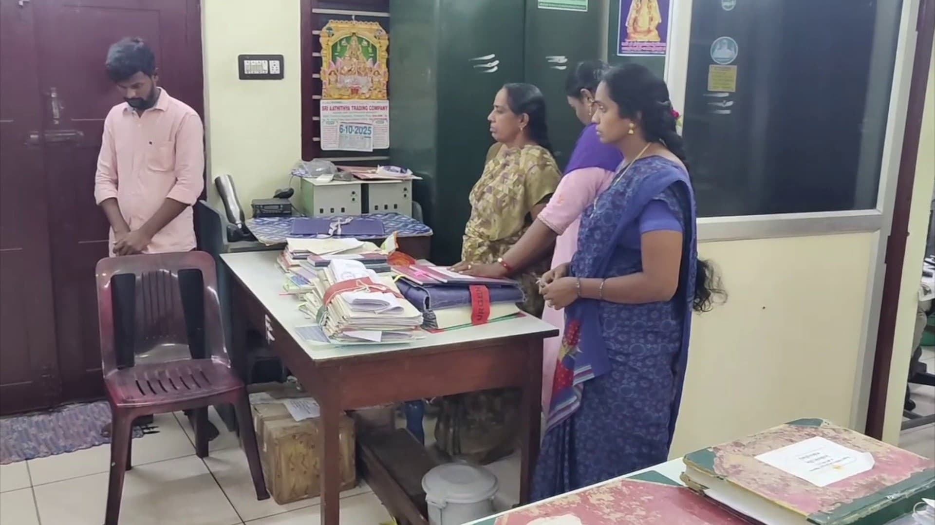 தீபாவளி வசூல் - பேரூராட்சிகள் உதவி இயக்குநர் அலுவலகத்தில் ரூ.5.80 லட்சம் சிக்கியது