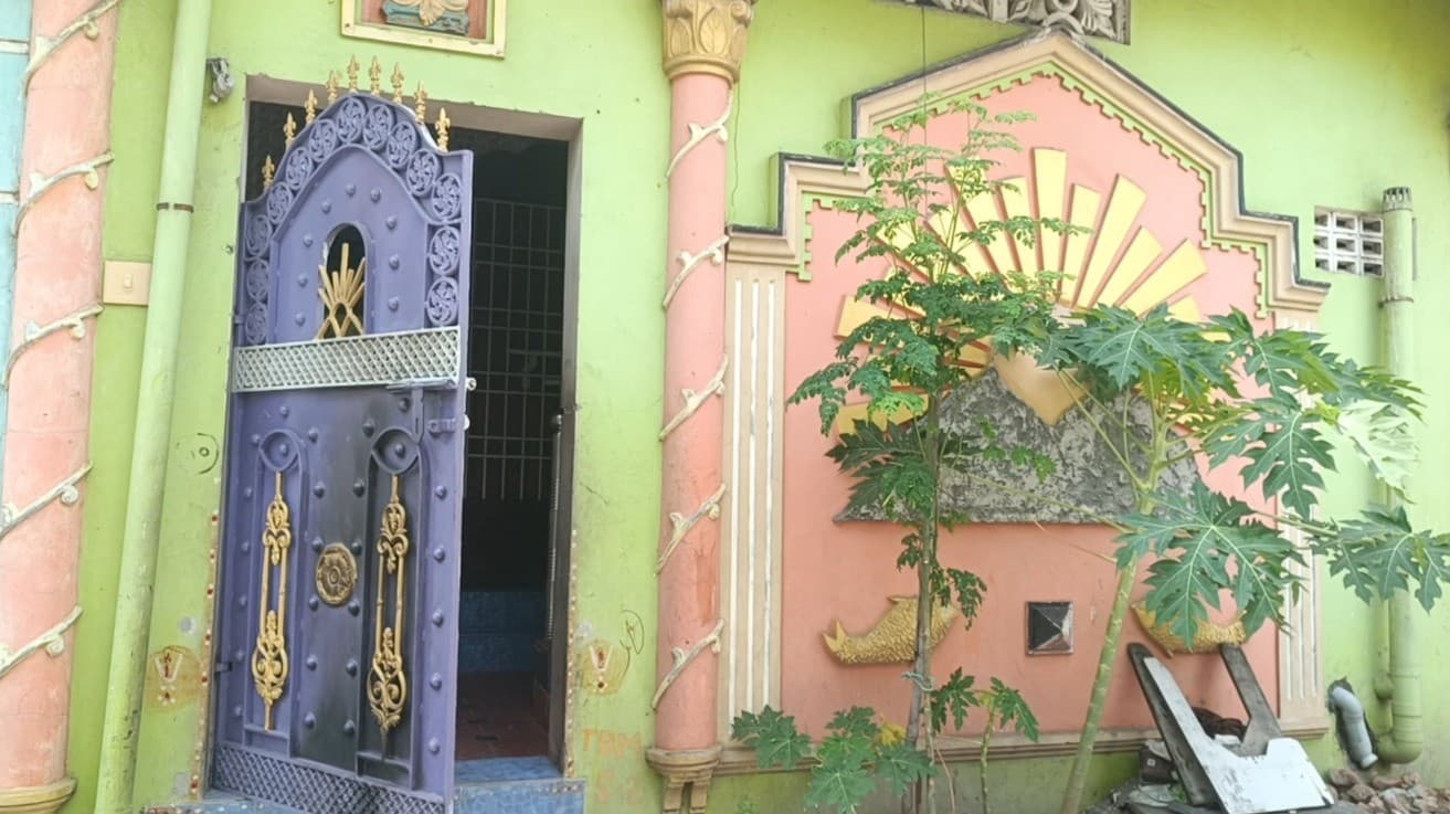 பைக்கில் வந்த இருவர் தி.மு.க பிரமுகர் வீட்டில் பெட்ரோல் குண்டு வீசியதால் பரபரப்பு