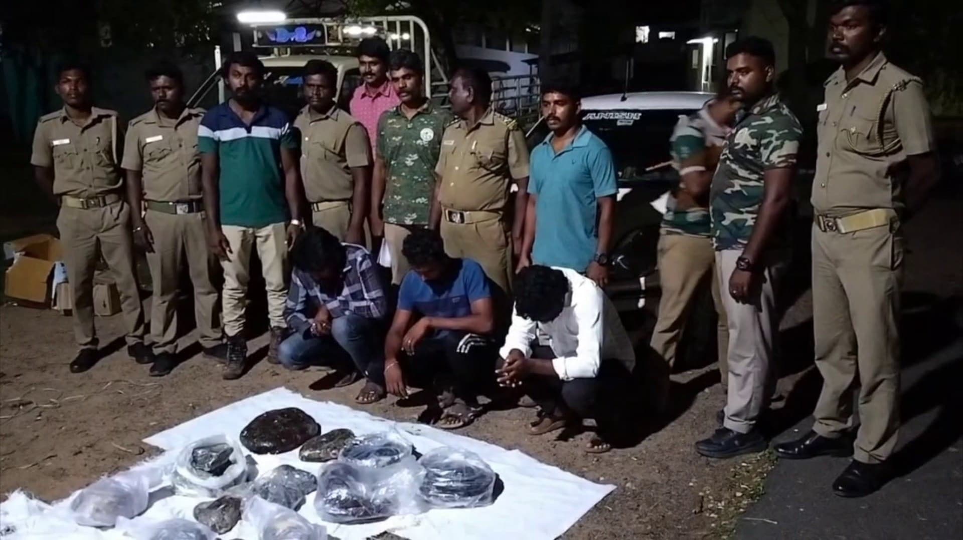 மினி டெம்போவில் கடத்தப்பட்ட 40 கிலோ அம்பர்கிரீஸ் - வாகன சோதனையில் 3 பேர் கைது