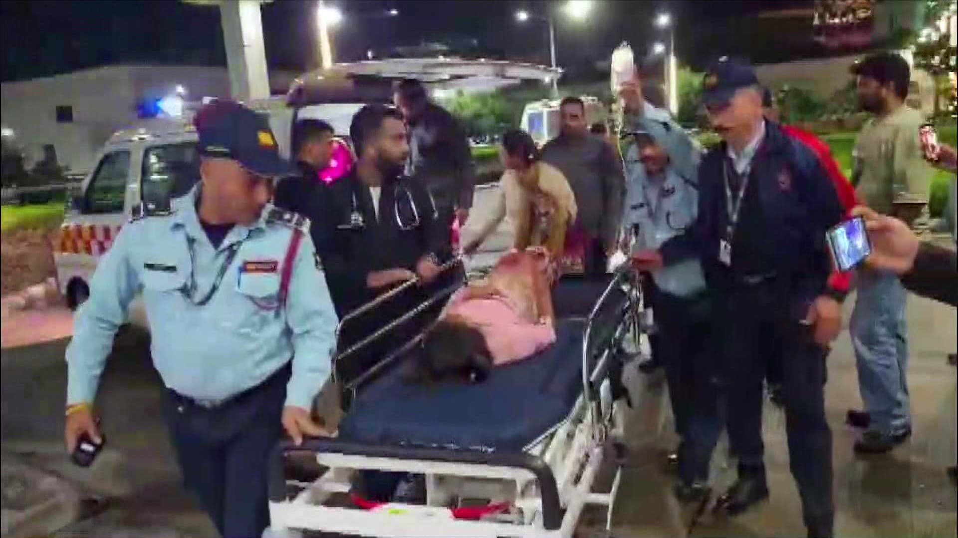 நிலச்சரிவில் பேருந்து சிக்கி 18 பேர் உயிரிழப்பு - படுகாயமடைந்த பலருக்கு சிகிச்சை